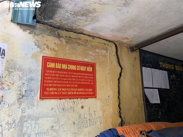 Người dân sinh sống gần khu vực này cho biết 2 đơn nguyên này đã bị niêm phong từ hơn 1 năm nay. Công trình xuống cấp, xiêu xẹo do đó không một người dân nào dám tới gần. Tuy nhiên, hiện tại vẫn còn vài hộ tại đây nhất quyết không chịu di dời khỏi khu vực nguy hiểm này.