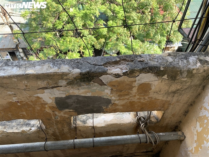 Ông Phương, một kỹ sư xây dựng và cũng là cư dân sinh sống tại đây cho biết: “Theo thời gian, kết cấu chịu lực của toà nhà 5 tầng cũ này dần dần không đảm bảo được sự an toàn. Thêm vào đó, hệ thống cấp thoát nước ở bên trong đều đã xuống cấp nặng”.