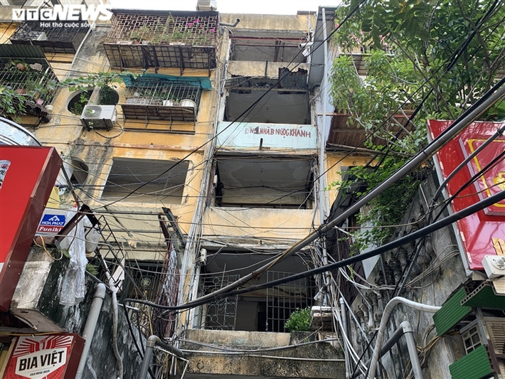 Tại khu tập thể Ngọc Khánh nằm trên đường Ngọc Khánh (phường Ngọc Khánh, quận Ba Đình), tình trạng xuống cấp hiển hiện ngay từ bên ngoài.