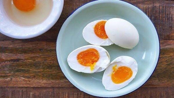 ##b###Trứng: Trong trứng có nhiều protein, vitamin, khoáng chất và sắt. Đây là loại thực phẩm dễ tiêu hóa. Món trứng luộc hoặc trứng tráng sẽ cung cấp nhiều năng lượng, giúp cơ thể hoạt động hiệu quả hơn và góp phần ngăn ngừa tình trạng thiếu máu. Ảnh minh họa