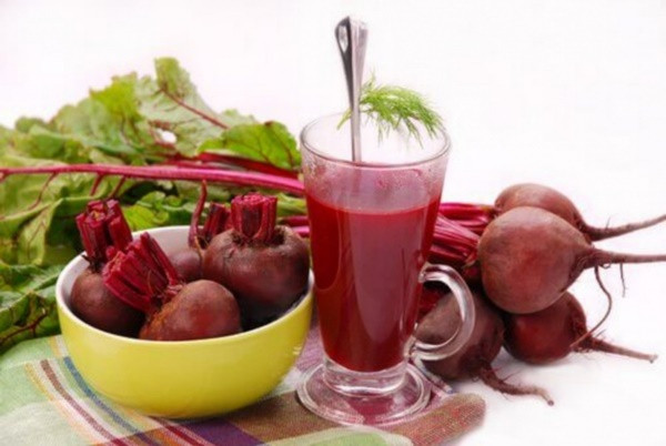 ##b###Nước ép củ cải đường: Là loại rau củ có chất tạo máu trong cơ thể, củ cải đường chứa hàm lượng chất sắt phong phú giúp hồi phục các tế bào máu đỏ và hỗ trợ việc cung cấp oxy mới cho cơ thể. Củ cải đường tăng khả năng hấp thu ô xy trong máu gấp 4 lần. Ảnh minh họa