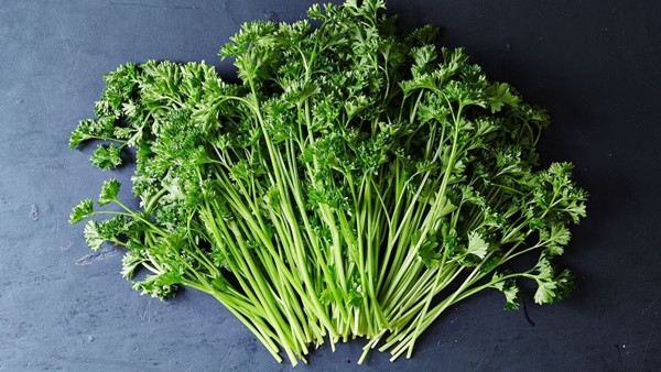 ##b###Các loại rau ăn lá: Các loại rau có lá màu xanh đậm cung cấp lượng vitamin A, C, K và folate cực kỳ dồi dào. Rau xanh như rau bina, bông cải xanh và những loại rau có màu xanh đậm khác cung cấp rất nhiều chất sắt non-heme. Đặc biệt, cải bó xôi là một loại rau giàu dinh dưỡng, cải bó xôi rất dồi dào sắt, canxi, magiê, mangan và các vitamin thiết yếu. Ảnh minh họa