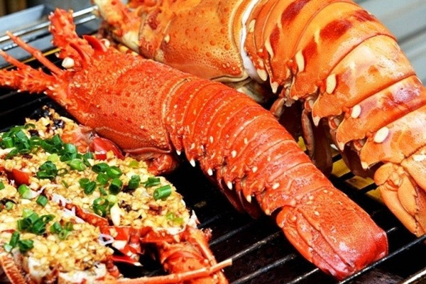 ##b###Hải sản: Các loại hải sản cũng có nhiều chất sắt, có ích trong việc điều trị thiếu máu. Trong các loại hải sản, sò sẽ cung cấp lượng chất sắt tối đa với khoảng 13 mg chất sắt trong 85g sò. Hải sản còn chứa nhiều vitamin B12. Ảnh minh họa