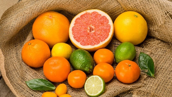 ##b###Trái cây họ cam, quýt: Nhóm trái cây có họ cam, quýt như cam, chanh, bưởi, quýt… chứa nhiều vitamin C. Loại vitamin này có vai trò quan trọng đối với quá trình hấp thu chất sắt, đồng thời còn giúp duy trì sự lưu thông máu bình thường bên trong cơ thể. Ảnh minh họa