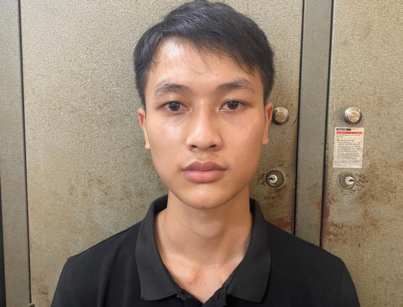 Môi giới mại dâm qua Facebook: Lê Văn Sơn (23 tuổi, trú huyện Vĩnh Tường, tỉnh Vĩnh Phúc) dùng Facebook để môi giới mại dâm cho hai khách với giá lần lượt là 3 triệu đồng và 6 triệu đồng/lượt. Khi các cặp đôi đang mua bán dâm trong nhà nghỉ thì bị Công an kiểm tra, bắt giữ. Ngày 11/6, Sơn bị Công an quận Thanh Xuân, Hà Nội khởi tố.