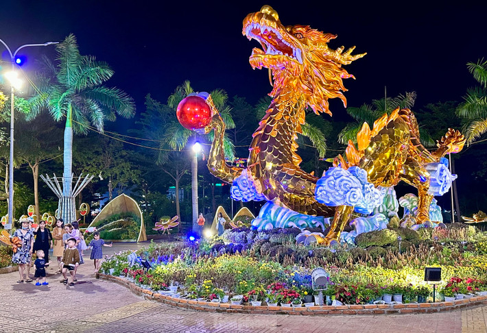 Ở trung tâm là linh vật rồng mang chủ đề "Tọa sơn hướng hải". Dưới ánh đèn màu, tất cả hiện lên vô cùng sống động.