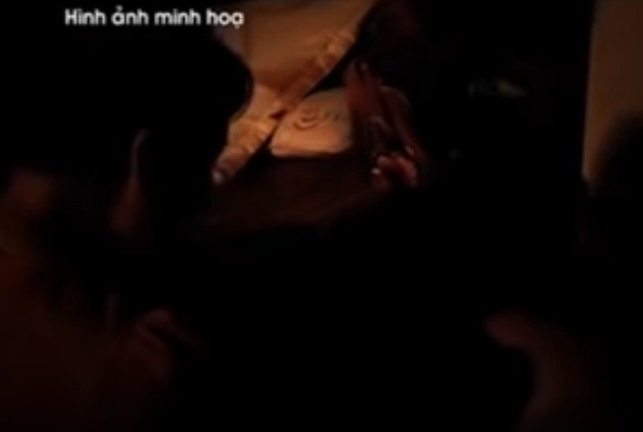 Đến 6h sáng ngày 14/11, quần chúng phát hiện xác anh Bằng nổi trên khúc sông Cầu (xóm Xuân Đám, xã Đồng Liên, huyện Phú Bình). Tin người dân phát hiện xác chết đến tai, Thưa đã tạo chứng cứ là chồng bị xã hội đen giết chết, để cướp tài sản. Thưa lấy một chiếc sim rác nhắn tin vào số điện thoại của chồng với nội dung “Ra sông mà nhặt xác chồng về”. Với những thủ đoạn đánh lừa mọi người, Thưa đinh ninh rằng cơ quan chức năng không thể nhận ra hành động giết người của mình. Nên khi được Công an báo tin, Thưa ung dung đến nhận xác chồng mang về nhà mai táng.