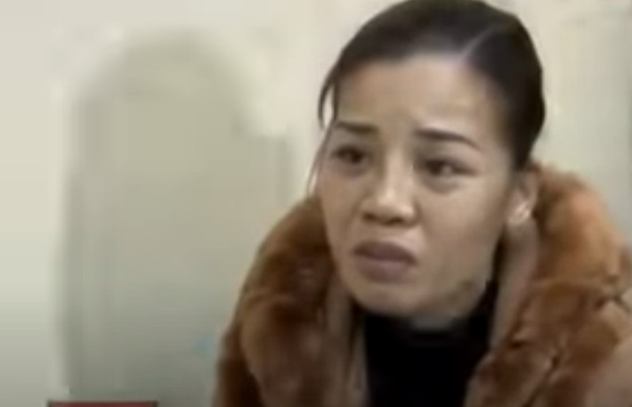 Thưa cầm kiếm giơ lên phía trước để dọa. Anh Bằng lao vào giằng chìa khóa vợ để trên người. Thưa đưa thanh kiếm lên, đúng lúc anh Bằng lao đến và bị kiếm đâm ngập ngực trái. Tiếp đó, thấy chồng chưa chết, Thưa liền lau rửa vết thương cho chồng. Lúc này, anh Bằng hồi tỉnh, tiếp tục giằng co và bị Thưa đâm, chém liên tiếp khiến nạn nhân tử vong. Sau đó, Thưa quấn xác chồng vào vỏ chăn, nhét trong túi nilon đựng chăn.