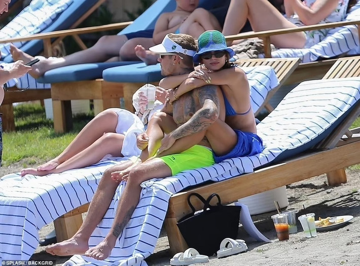 Hailey Bieber không rời chồng nửa bước trong chuyến đi chơi. Người mẫu khoe cơ bụng trong bộ bikini Sculpt Swim phối cùng quần vải dù của hãng Pretty Little Thing. Hailey đội mũ len màu xanh ton-sur-ton với trang phục, tạo cảm giác dễ chịu, mát mẻ.