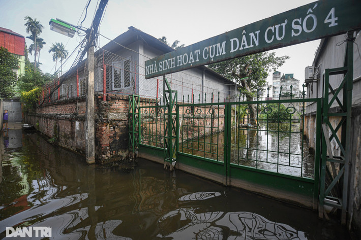 Lối vào nhà sinh hoạt cụm dân cư số 4 phường Tứ Liên chìm trong biển nước, một số gia đình quanh đây đã chuẩn bị cả thuyền để di chuyển khi cần thiết.