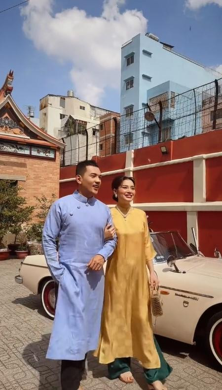 hông chỉ chụp một mình, bộ ảnh của Phương Trinh Jolie còn có sự góp mặt của chồng trẻ Lý Bình và con gái riêng Mia.