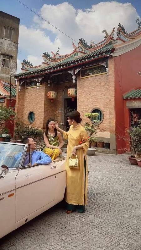 ù đã lấy chồng mới nhưng cô con gái riêng 9 tuổi vẫn nhận được sự quan tâm, chăm chút đến từ cả mẹ đẻ lẫn ba dượng.