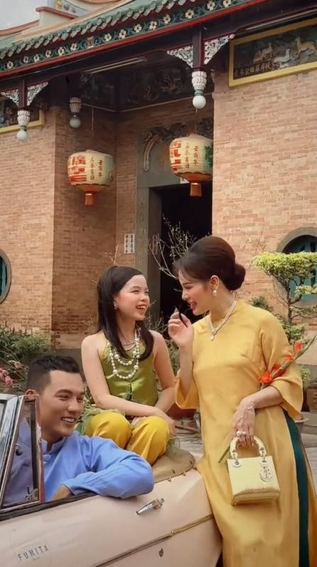 ia đình nhỏ đầu tư cho bộ ảnh cực chỉn chu từ trang phục, phụ kiện, trang sức hay bối cảnh.