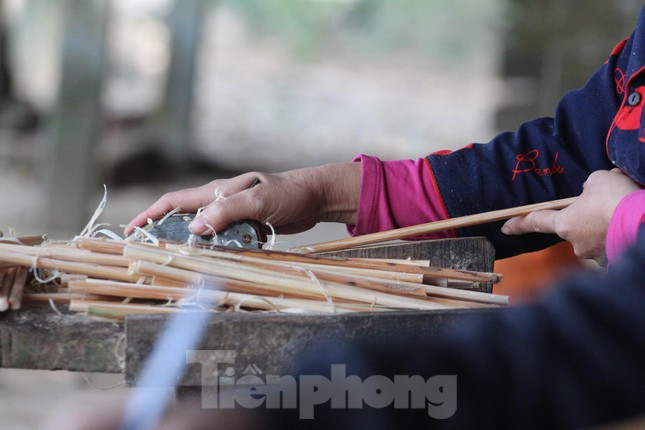 Mọi công đoạn làm đũa đều được làm thủ công. Trong ảnh người dân sử dụng bào gỗ để vót đũa.