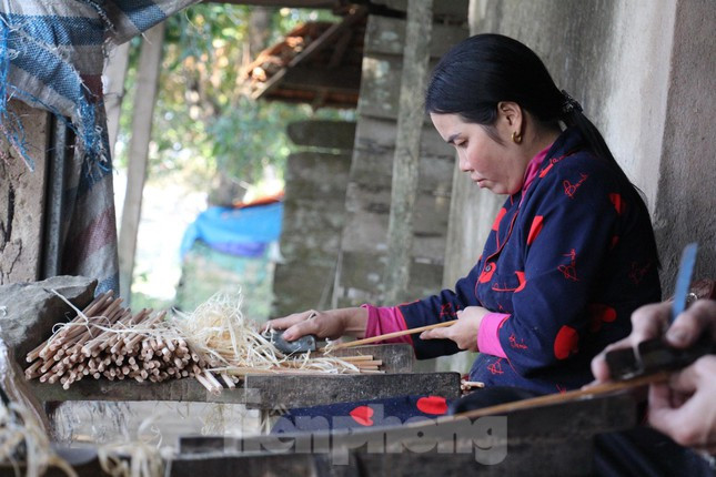 Chị Nguyễn Thị Thu (40 tuổi, trú tại thôn 1) theo nghề làm đũa truyền thống được hơn 10 năm nay. Mỗi ngày, chị Thu làm trên 150 đôi đũa. Những ngày sát Tết, công việc của gia đình chị Thu càng nhiều hơn, thậm chí là có những ngày gia đình chị thức trắng đêm để hoàn thành đơn hàng.