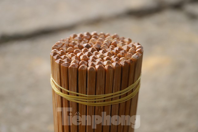 Nghề làm đũa từ cau rừng tồn tại đến nay trên 20 năm. Ban đầu chỉ phục vụ trong gia đình, nhưng sau đó nhiều hộ phát triển thành sản phẩm để bán.