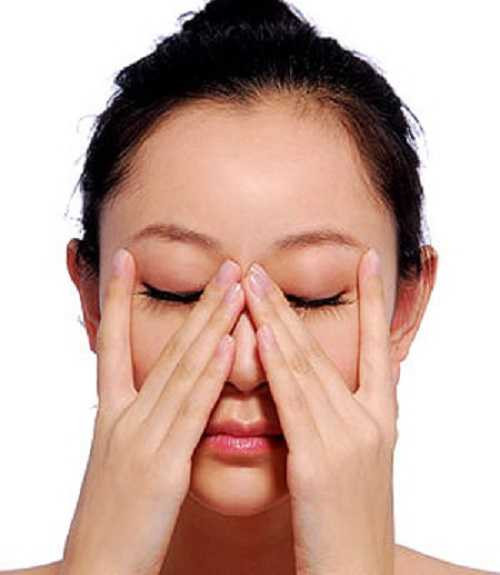 Bởi đây là nét tướng của người phụ nữ không thật thà, đôi khi không tự làm chủ được hành vi của mình. Đặc biệt, trong đường tình duyên kiểu người này thường lận đận khó lòng có hôn nhân viên mãn như ý mà thường phải chịu nhiều khó khăn trong cuộc sống.