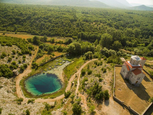 Hiện nay, du khách có thể ghé thăm "mắt rồng" từ thị trấn Vrlika, nơi cách làng Cetina 7 km. Đặc biệt, những người có kinh nghiệm nhận định đây là điểm không thể bỏ lỡ ở Croatia. Sông Cetina là di sản quốc gia chính thức của quốc gia này từ năm 1971.