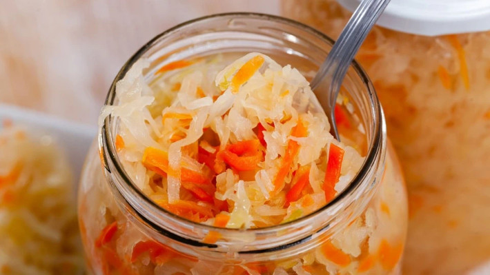 Dưa bắp cải: Món bắp cải lên men này là một trong những thực phẩm tốt nhất cho đường ruột của bạn. Dưa bắp cải giúp vi khuẩn có lợi phát triển trong dạ dày và đường ruột. Chúng được gọi là men vi sinh, giúp cơ thể bạn phân hủy chất xơ nhanh chóng, giảm đầy hơi tự nhiên.