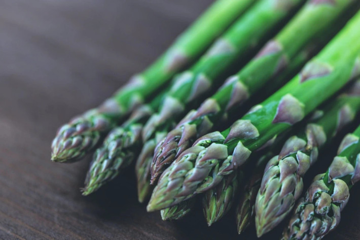 Măng tây: Thực phẩm này chứa hàm lượng asparagine cao, đây là loại axit amin hoạt động như thuốc lợi tiểu tự nhiên. Ngoài ra, prebiotic trong măng tây giúp thúc đẩy vi khuẩn khỏe mạnh hoạt động và phát triển, hỗ trợ tiêu hóa tốt hơn.