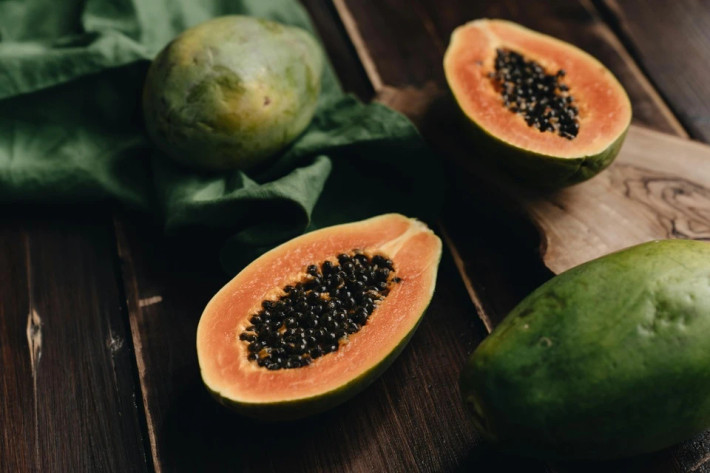 Đu đủ: Enzyme tiêu hóa papain trong đu đủ có chức năng phá vỡ thức ăn và tiêu hóa hết protein, giải phóng khí và hơi trong bụng. Papain cũng có tác dụng nhuận tràng tốt và làm giảm sự khó chịu do đầy bụng gây ra.