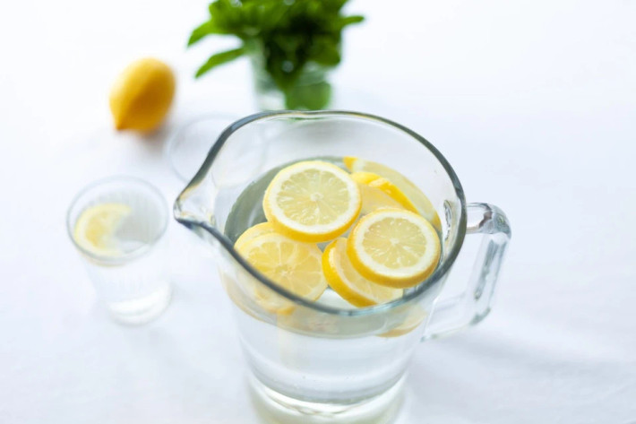 Chanh: Thực phẩm này chứa axit citric giúp dạ dày phân hủy thức ăn và ngăn ngừa tích tụ khí. Bạn có thể thêm 2 thìa cà phê nước cốt chanh mới vắt vào một cốc nước và uống trong bữa ăn. Điều này làm dịu hệ thống tiêu hóa và giúp loại bỏ tình trạng đầy hơi hiệu quả.