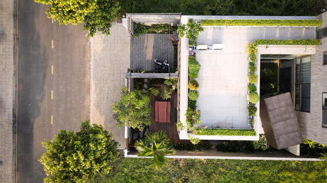 Nhã Trân house nằm trên mảnh đất rộng 375m2. Gia chủ là một người bố của hai đứa con gái, mong muốn xây dựng một căn biệt thự mang lại chất lượng sống tốt nhất cho các thành viên trong gia đình.