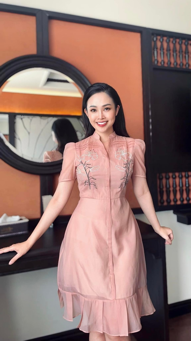 Là một MC chuyên nghiệp, mỗi khi lên sóng, Thùy Linh ăn mặc rất chỉn chu. Ngoài đời, bà xã Đức Hiếu có phong cách thanh lịch, trẻ trung.