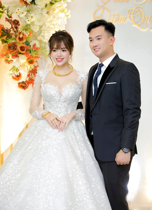 Chia sẻ trên báo VietNamNet, Lâm Diễm Quỳnh cho biết, cô và Anh Tuấn quen nhau khi cả hai hợp tác làm việc. Cặp đôi chính thức hẹn hò được hơn 1 năm và quyết định về chung một nhà.