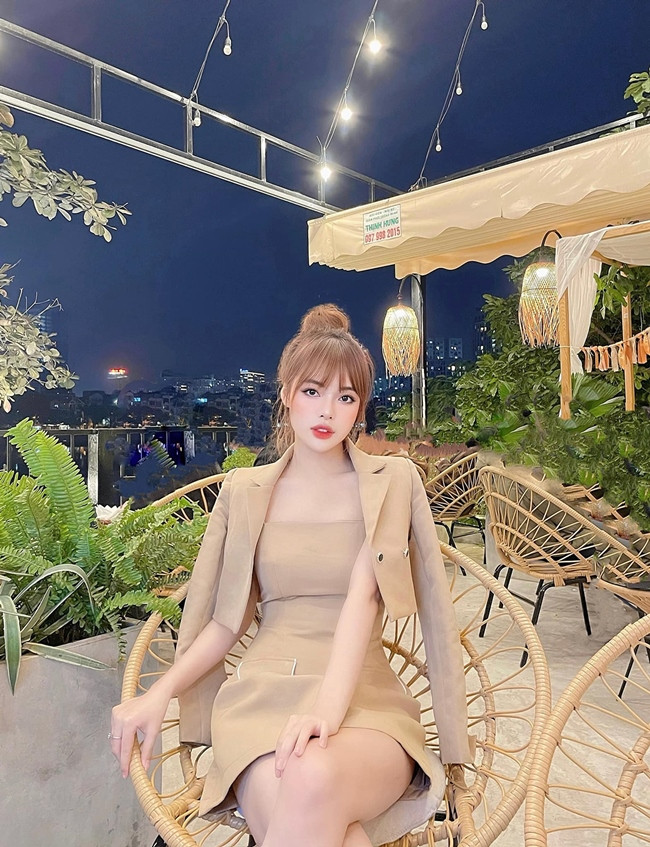 Làm việc trong lĩnh vực làm đẹp, Lâm Diễm Quỳnh luôn biết cách chăm chút cho ngoại hình. Ngoài đời, bà xã Anh Tuấn chuộng phong cách thời trang hiện đại, trẻ trung.