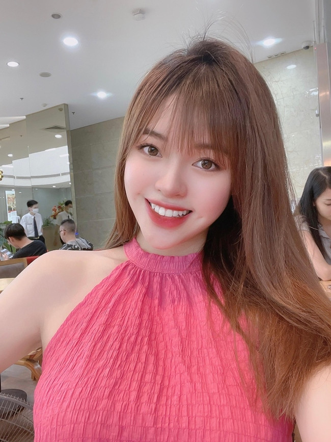 Bà xã diễn viên Anh Tuấn sinh năm 2001, không hoạt động trong làng giải trí mà kinh doanh trong lĩnh vực làm đẹp. Lâm Diễm Quỳnh sở hữu nhan sắc xinh đẹp, gương mặt khả ái và nụ cười ngọt ngào.