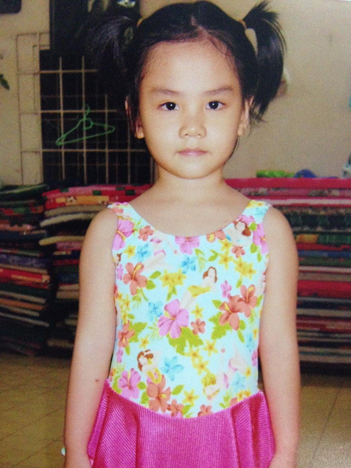 Bên cạnh đó, Á hậu Phương Nhi cũng kỷ niệm 10 ngày đương nhiệm bằng bức ảnh khi đang học lớp 11. "Phương Nhi lớp 11 và Phương Nhi Á Hậu 2. Vẫn nụ cười ấy thôi, không khác gì hết. Khác mỗi cái nay có tiara trên đầu, chứ Phương Nhi vẫn cứ là Phương Nhi thôi. Kỉ niệm 10 ngày đăng quang. Cảm ơn mọi người vì đã quan tâm và đồng hành cùng Phương Nhi. Sắp tới hành trình còn dài, Phương Nhi mong sẽ có mọi người ở bên", cô viết. Từ khi ngồi trên ghế nhà trường, người đẹp xứ Thanh đã sở hữu nhan sắc trong trẻo, xinh đẹp. Nhan sắc nổi bật cũng chính là một trong những yếu tố giúp Phương Nhi lọt vào Top 3 chung cuộc.