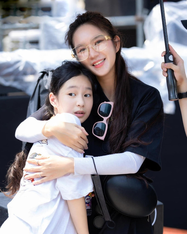 Minh Hà cho biết cả gia đình cô thường ăn ít nhưng đủ bữa, đủ chất nên đều có dáng người mảnh mai, sức khỏe tốt. Cherry bộc lộ năng khiếu nghệ thuật từ bé.