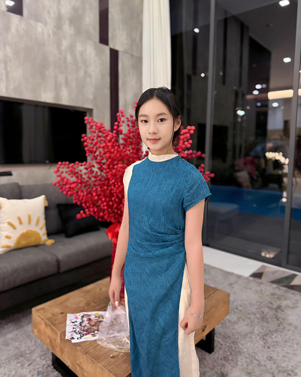Bước sang tuổi 12, Cherry cao đến vai Minh Hà, được nhận xét thừa hưởng nhiều đường nét của cả bố và mẹ. Cô nhóc có dáng người mảnh mai, gương mặt thanh tú.