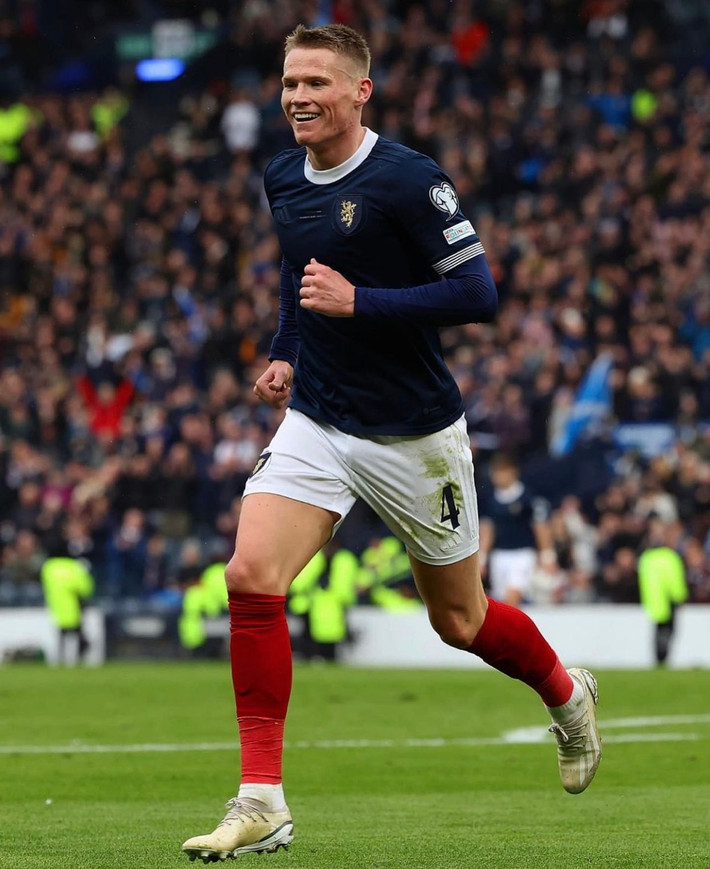 Dù thường xuyên bị HLV Erik ten Hag cất trên ghế dự bị trong màu áo "Quỷ đỏ", Scott McTominay vẫn thể hiện chói sáng khi thi đấu cho tuyển Scotland. Trong cả hai trận đấu với Đảo Síp và Tây Ban Nha ở bảng A vòng loại EURO 2024, tiền vệ đều lập cú đúp giúp đội tuyển của mình giành chiến thắng với tỷ số 3-0 và 2-0.