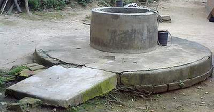 Tiếp tục quan sát xung quanh, anh Hùng thấy nắp đậy giếng gần nhà rẫy bị hở đến nhìn xuống thì bàng hoàng phát hiện thi thể chị Hồng và chiếc xe máy mắc kẹt bên trong nên hoảng hốt gọi điện trình báo cơ quan Công an. (Ảnh minh họa, nguồn ảnh Tiền Phong)