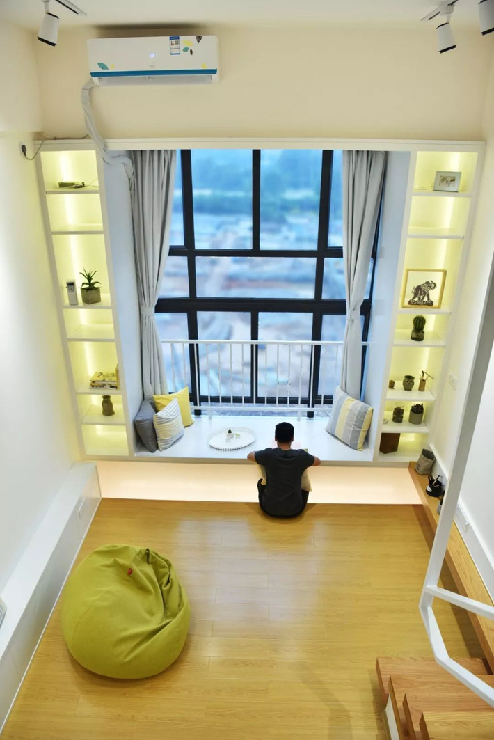 Căn hộ với diện tích khá nhỏ nhắn, 52m² ở Thiểm Tây, Trung Quốc này thuộc sở hữu của đôi vợ chồng mới cưới họ Trương. Không thể bớt đi bất kỳ chức năng nào để có thể đảm bảo cho cuộc sống sinh hoạt hàng ngày, cặp đôi trẻ này đã sử dụng cách vô cùng thông minh, tạo khoảng giật cấp để tăng thêm nhu cầu sử dụng, tăng thêm không gian lưu trữ, đồng thời làm mới không gian một cách thiết thực nhất.