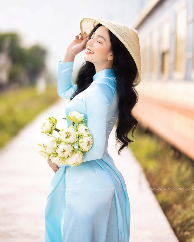 Cô khẳng định đây là trang phục truyền thống của Việt Nam bởi vậy nó luôn là niềm tự hào.
