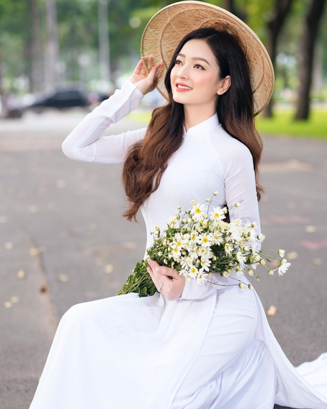 Bởi vậy, cô còn có biệt danh là "người đẹp áo dài", "cô gái mặc áo dài đẹp nhất Sài thành" hay "người đẹp mặc áo dài không thua Mai Phương Thúy".