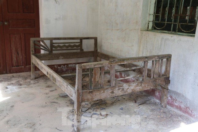 Nhà bảo vệ bỏ hoang, bên trong chỉ còn vài thang gỗ mục nát.