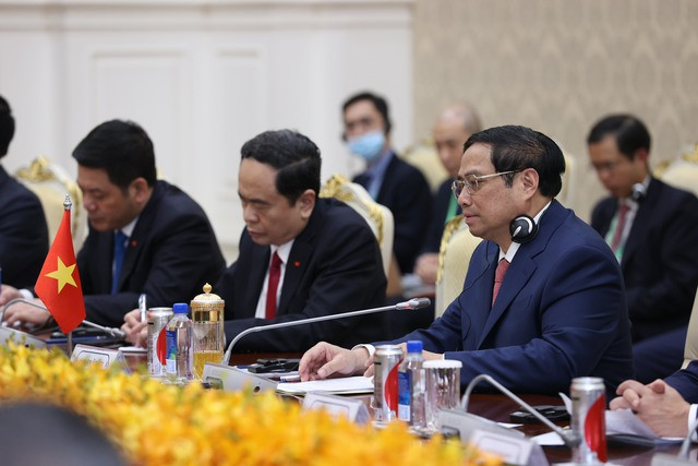 Sau lễ đón chính thức, hai Thủ tướng tiến hành hội đàm và chứng kiến lễ ký kết các văn kiện hợp tác.