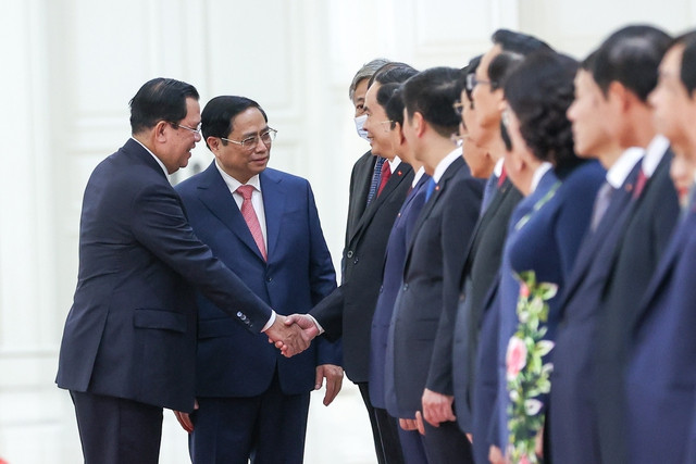 Thủ tướng Phạm Minh Chính giới thiệu với Thủ tướng Hun Sen thành phần phía Việt Nam tham dự lễ đón - Ảnh: VGP/Nhật Bắc
