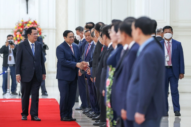 Thủ tướng Hun Sen giới thiệu với Thủ tướng Phạm Minh Chính lãnh đạo các bộ, ngành phía Campuchia tham dự lễ đón - Ảnh: VGP/Nhật Bắc