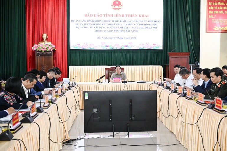 Thủ tướng Phạm Minh Chính chủ trì cuộc làm việc với các bộ, ngành, địa phương, đơn vị liên quan về thúc đẩy tiến độ xây dựng Cảng hàng không quốc tế Gia Bình. (Ảnh: Trần Hải)