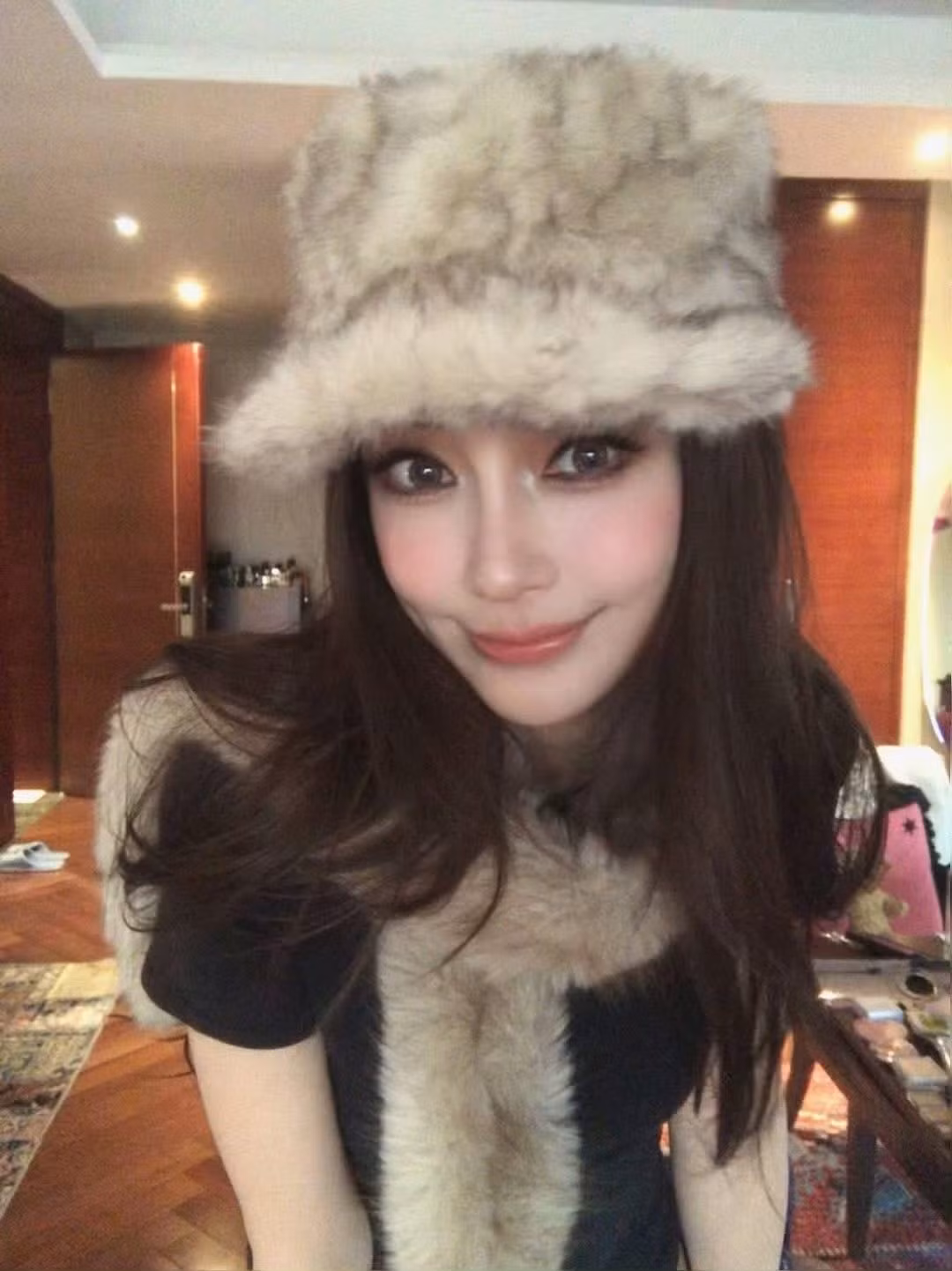 Angelababy gây ấn tượng với tạo hình chuẩn vibe mùa đông, cá tính pha chút retro đầy cuốn hút. Nữ minh tinh đội mũ lông dáng bucket mềm mại, tạo hiệu ứng vừa trẻ trung vừa ngọt ngào, đồng thời giúp gương mặt trông nhỏ gọn và nổi bật hơn. Nữ diễn viên diện trang phục ôm sát tối giản, phối cùng khăn và áo lông ton sur ton.