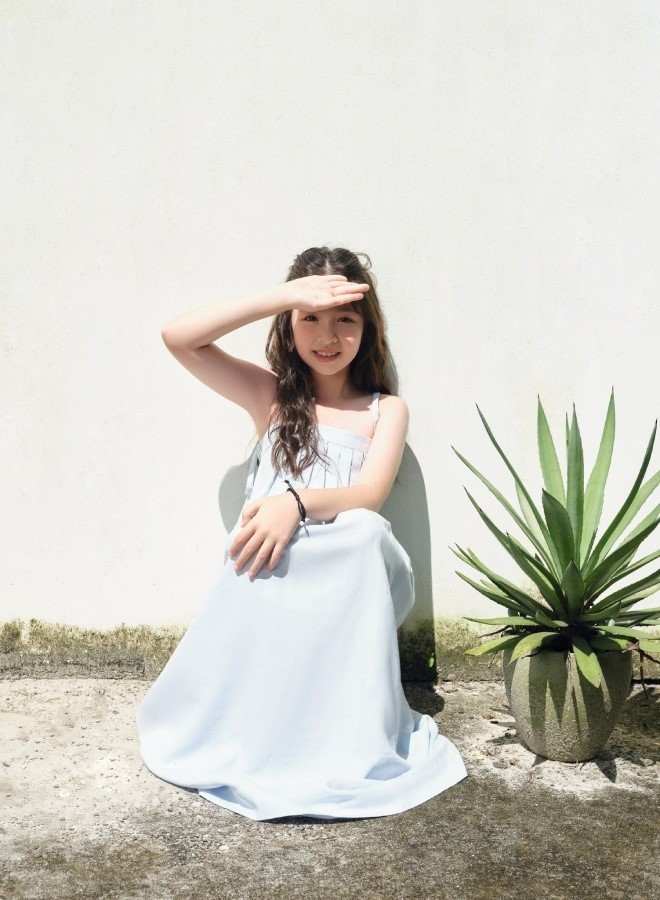 Bước sang tuổi 11, Cadie Mộc Trà không chỉ chinh phục công chúng bởi chiều cao gần 1m70 cùng nhan sắc ngày càng đáng yêu, mà còn bởi sự ngoan ngoãn, tình cảm và nền nếp.