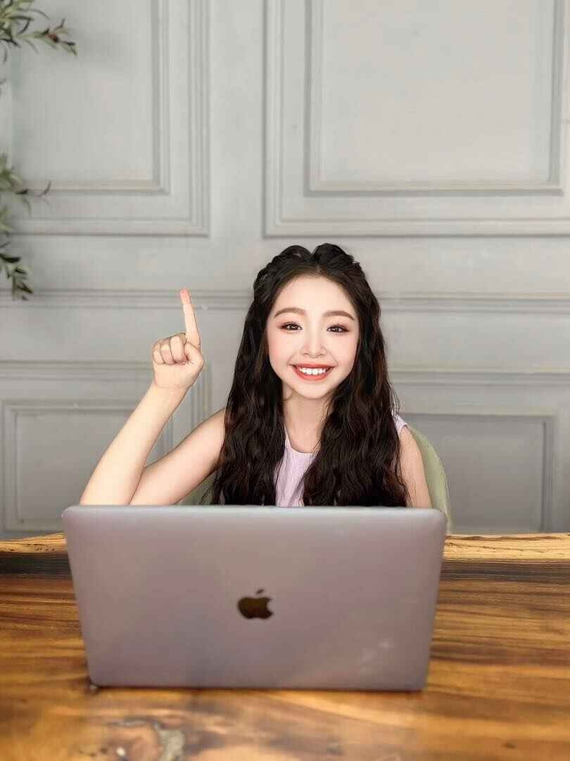 Theo chia sẻ của Elly Trần, Cadie chăm chỉ học hành lại rất yêu thương mẹ. Khi mẹ buồn phiền vì ồn ào ly hôn, cô bé đã động viên, an ủi mẹ.