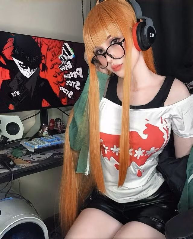 Bộ trang phục bó sát đặc trưng của A2 được tái hiện chuẩn chỉnh từ chất liệu đến đường cắt, làm nổi bật thân hình săn chắc, làn da trắng mịn và thần thái lạnh lùng y hệt bản gốc.