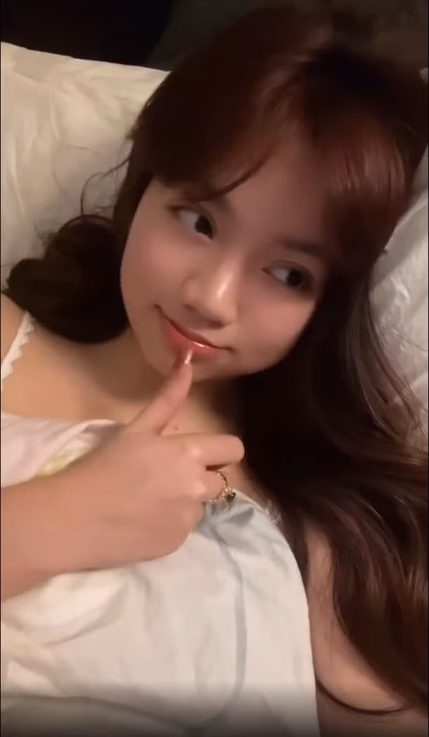 Đoạn video mang phong cách "nũng nịu" của hot girl Bảo Hân Helia nhanh chóng lan truyền trên các nền tảng mạng xã hội, đặc biệt thu hút sự chú ý của các fan nam, khiến họ không khỏi bày tỏ mong muốn được che chở và bảo vệ cô nàng.