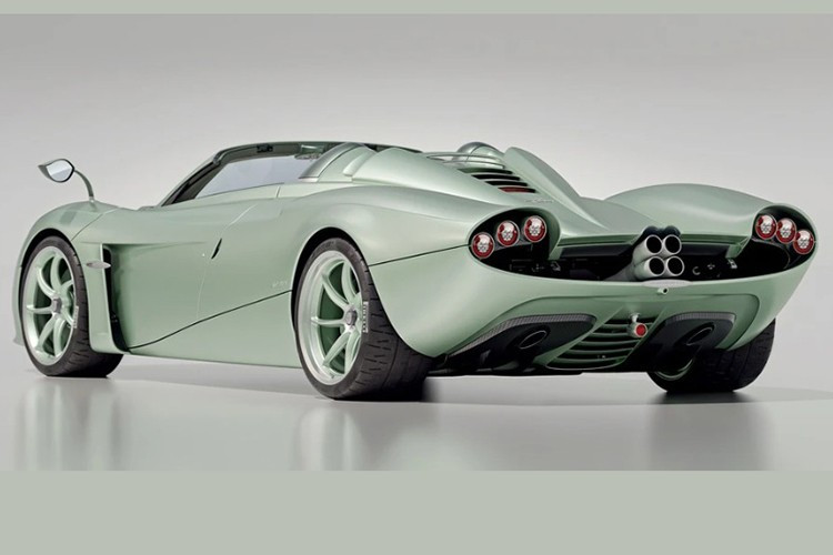 Siêu xe Pagani Huayra Codalunga Speedster sở hữu kích thước dài 4.912 mm, rộng 2.050 mm và cao 1.174 mm, với chiều dài cơ sở 2.795 mm. Xe sử dụng nền tảng khung gầm liền khối Carbo-Titanium HP62-G2 và Carbo-Triax HP62, giúp trọng lượng khô chỉ đạt 1.270 kg.